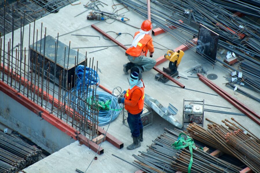 Entrepreneur général consultant des plans de construction sur un chantier au Québec