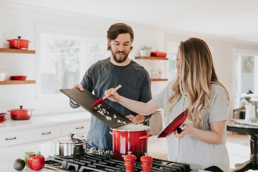 Cuisine moderne rénovée avec îlot central et comptoirs en quartz en Estrie