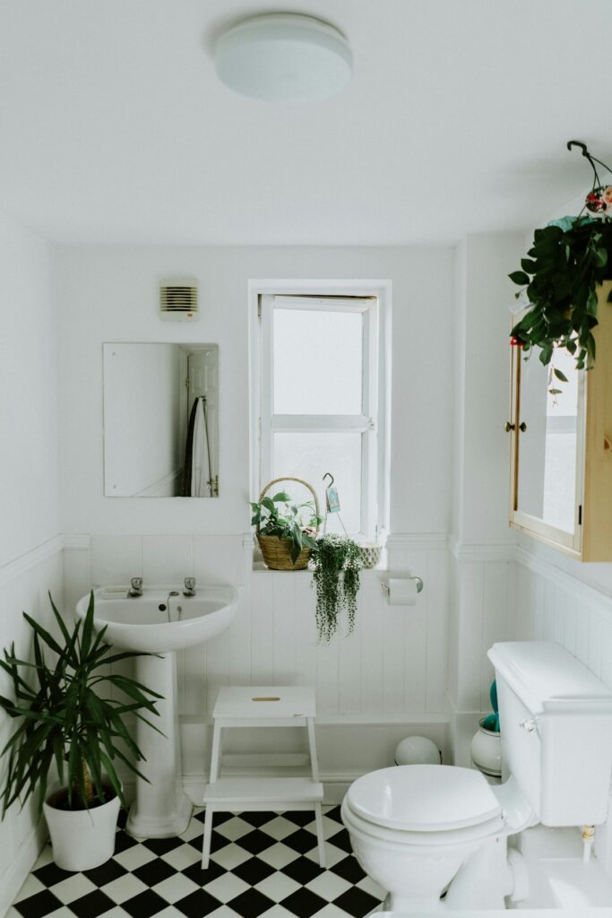 Salle de bain moderne rénovée avec douche en verre et vanité contemporaine