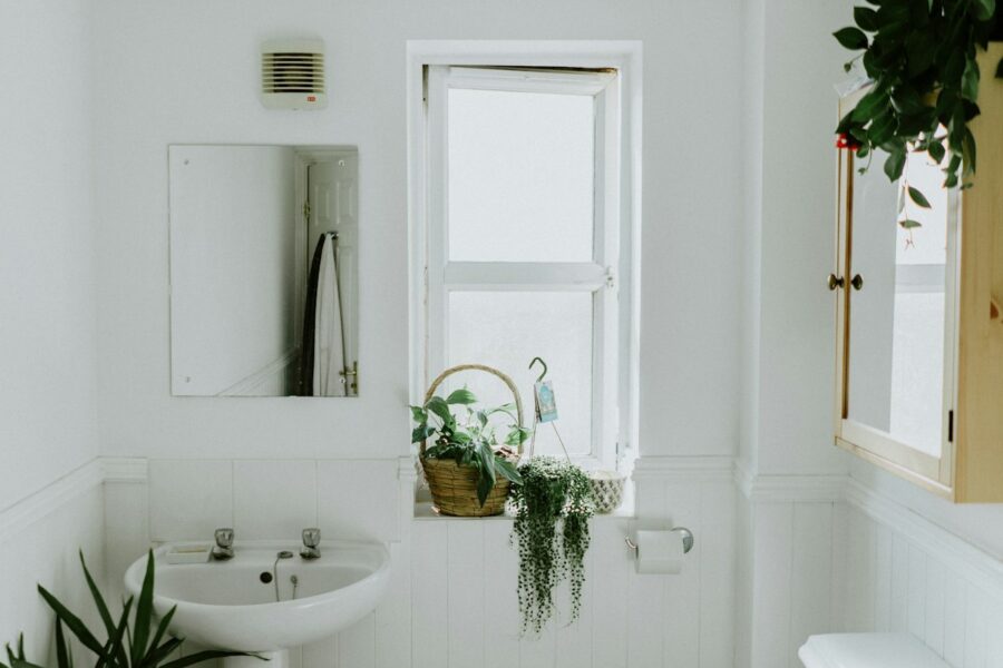 Salle de bain moderne rénovée avec douche en verre et vanité contemporaine