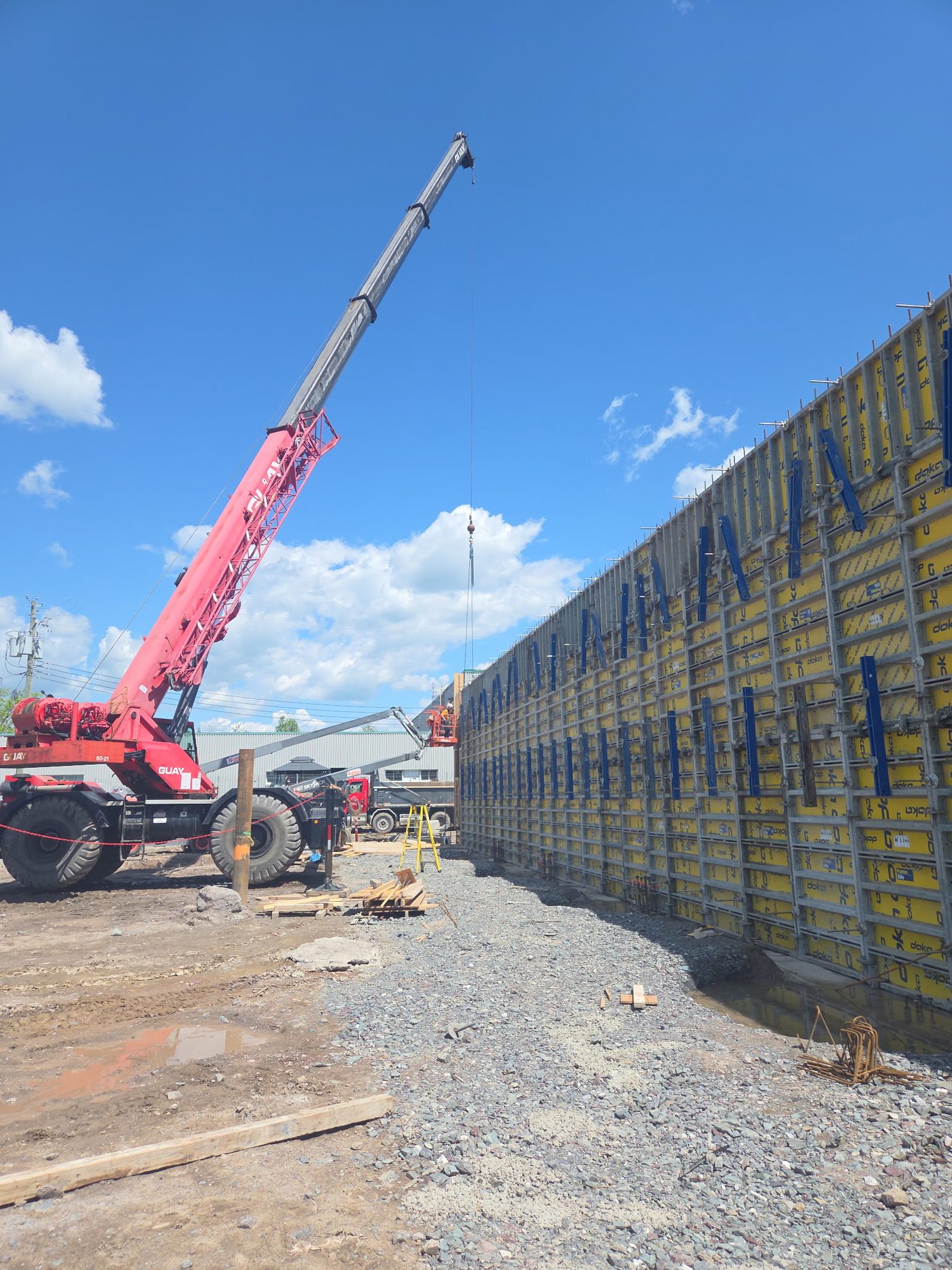 Coffrages massifs Doka et grue GUAY sur le chantier du centre de tri Hudl à Sherbrooke - Norvik Construction